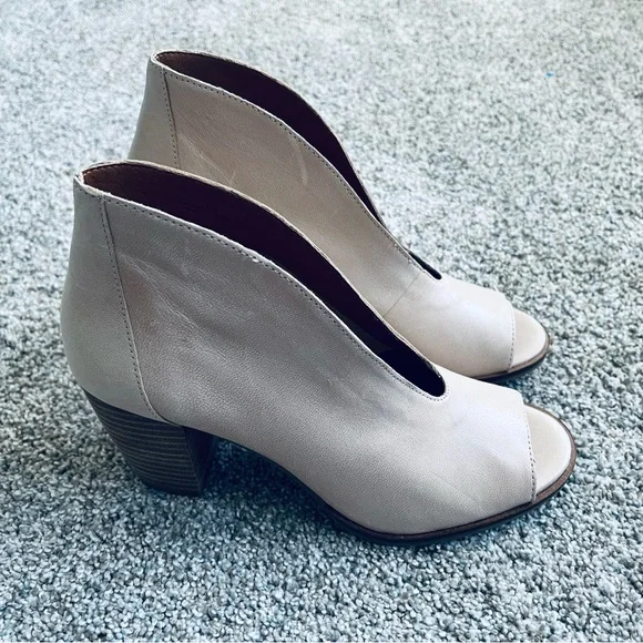 Lucky Brand Womens size 7 beige colored v cut open toe heels - Picture 1 of 4